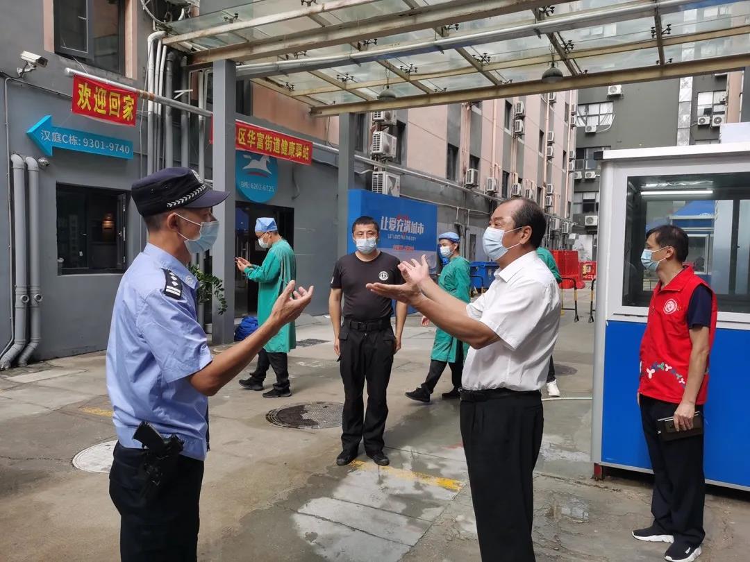 今天我值班 | 检察长穿上“红马甲”走上深圳街头！